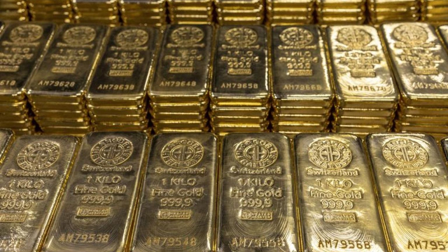 Gold expected to be contained by interest rates and strong dollar: Reuters poll