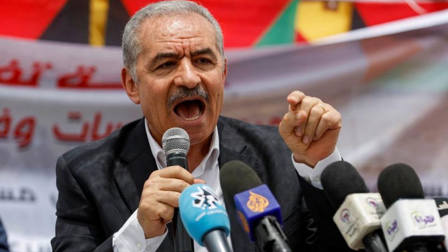 رئيس الوزراء الفلسطيني يقول إجراءات إسرائيل تدفع السلطة إلى حافة الانهيار