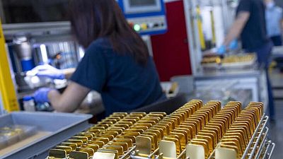 Oro se encamina a quinta subida semanal por esperanzas de menor alza de tasas