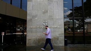Banco Central Brasil sube tasas, analiza una alza más en medio de año de gastos por elecciones