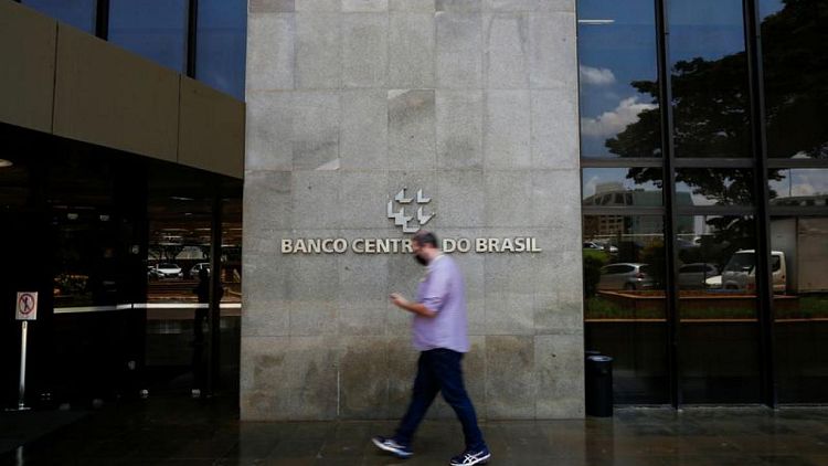 Banco Central Brasil sube tasas, analiza una alza más en medio de año de gastos por elecciones