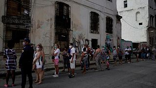 Cuba aumenta casi cinco veces tipo de cambio para compra de moneda convertible, incluyendo dólares