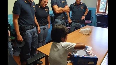 Gli agenti di Bardonecchia (Torino) lo convocano per la sorpresa Gli agenti di Bardonecchia (Torino) lo convocano per la sorpresa
