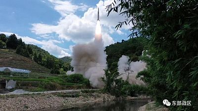 Aerolíneas suprimen y desvían vuelos mientras China dispara misiles reales en simulacros cerca de Taiwán