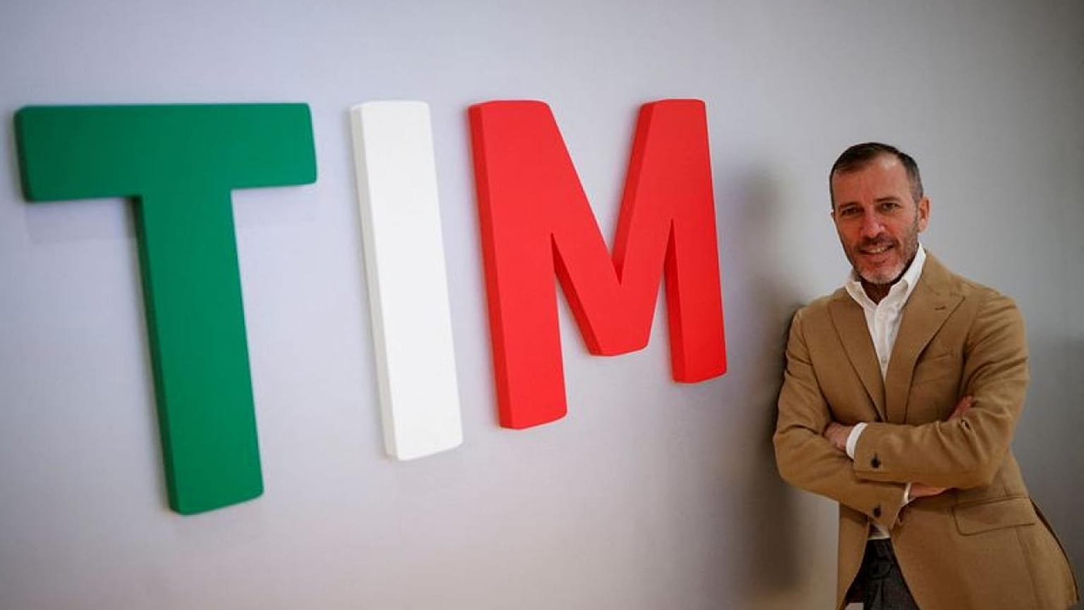 TIM CEO says single network deal not halted by political crisis