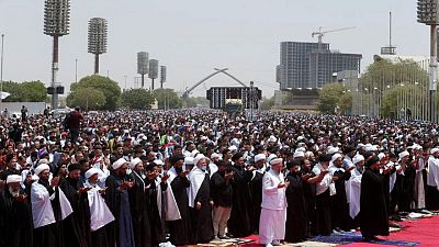 أنصار الصدر بالعراق يؤدون صلاة الجمعة في ساحة العروض أيام صدام