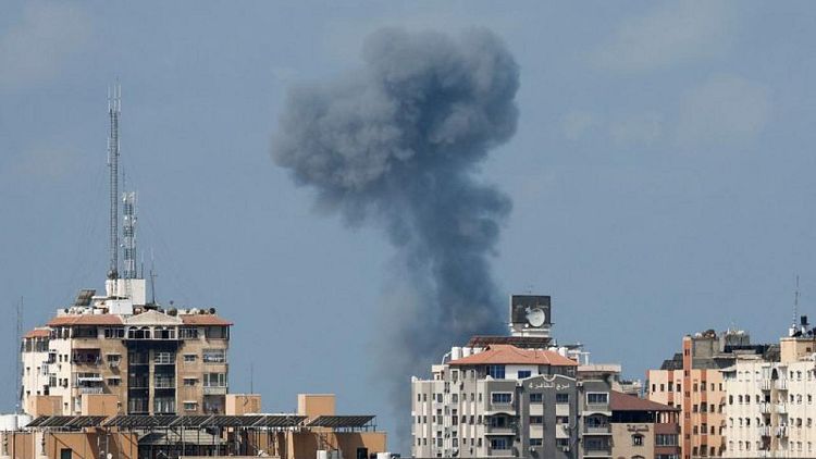 Ataques aéreos, con cohetes empujan a Israel y Gaza al segundo día de combates