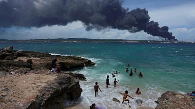 Incendio crece en depósito de combustible en puerto cubano; México y Venezuela envían ayuda