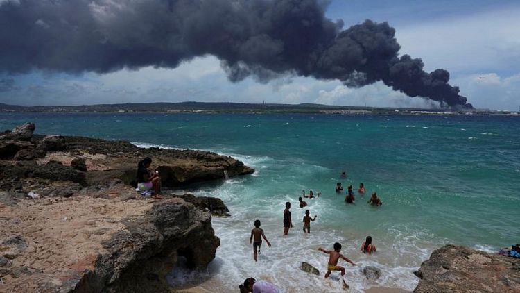 Incendio crece en depósito de combustible en puerto cubano; México y Venezuela envían ayuda