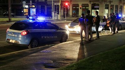 A Milano, messi in fuga dall'arrivo della polizia A Milano, messi in fuga dall'arrivo della polizia