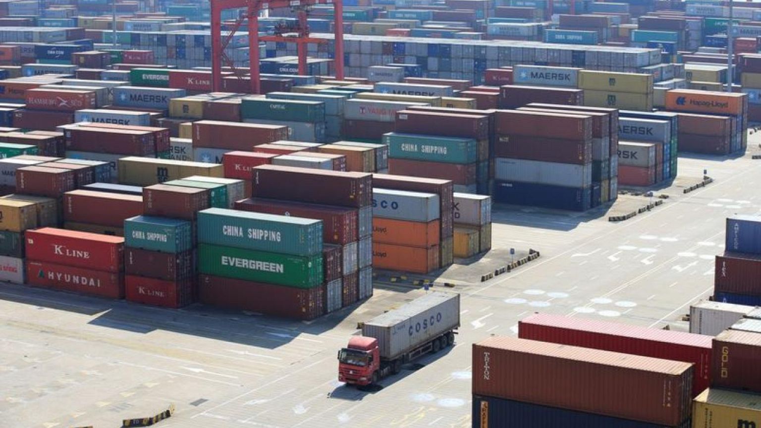 Exportaciones chinas ganan fuerza, pero panorama se oscurece a medida que se enfría crecimiento mundial