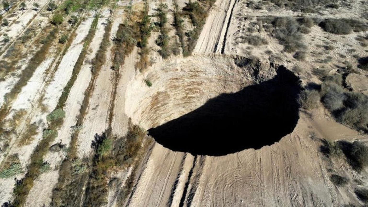 Autoridad chilena ordena paralizar faenas en mina de cobre por enorme socavón