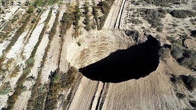 Autoridad chilena ordena paralizar faenas en mina de cobre por enorme socavón