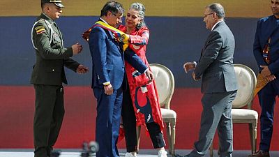 Nuevo presidente de Colombia pide a grupos armados ilegales dejar las armas para lograr la paz