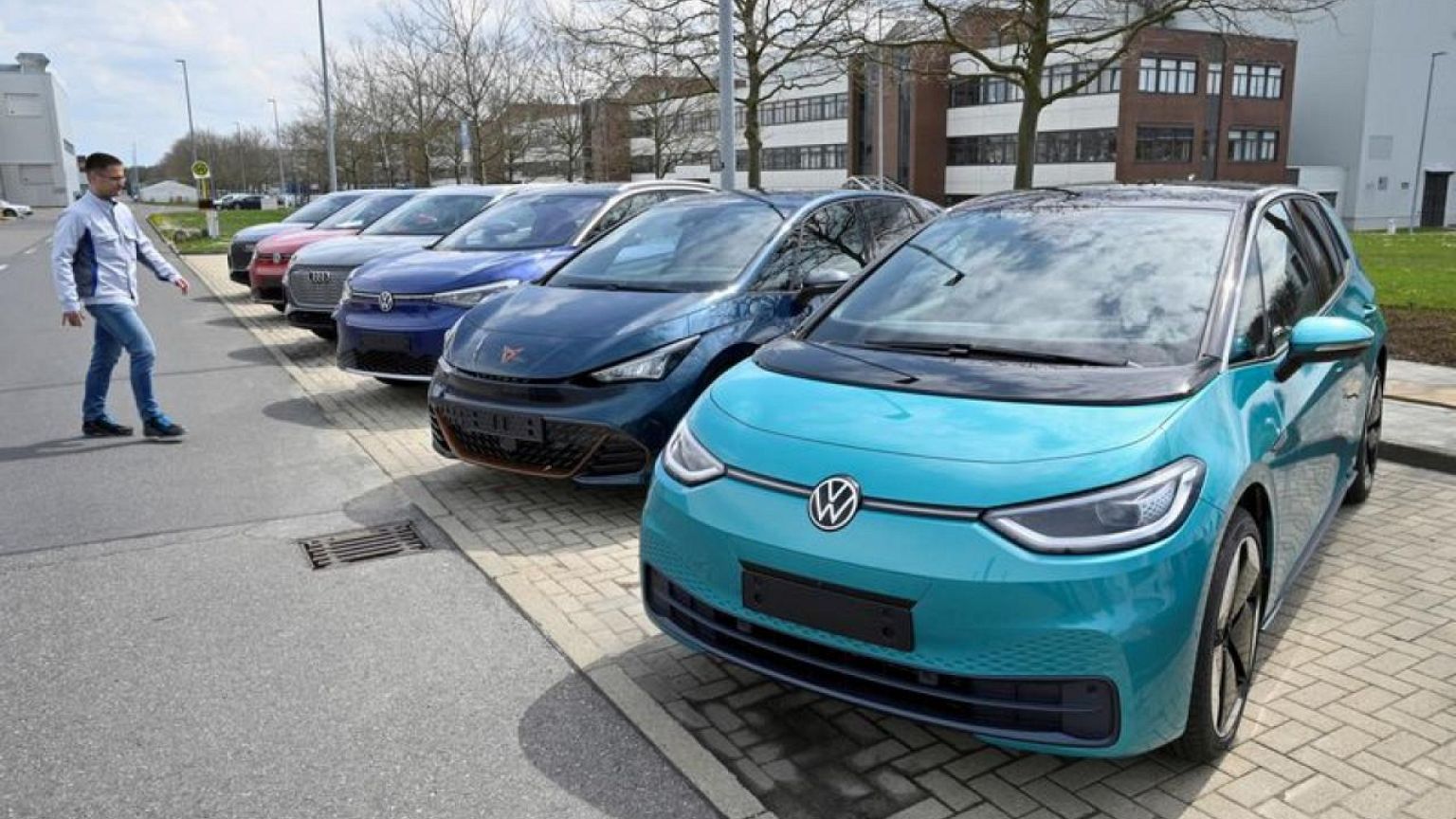 Porsche and Piech families seek driving seat at Volkswagen - sources