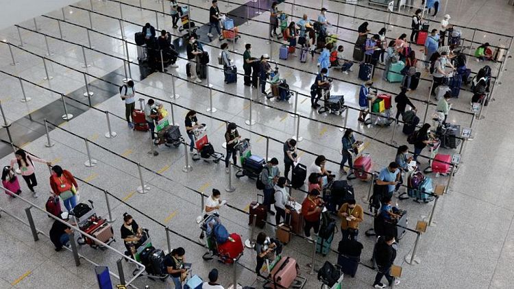 Hong Kong suaviza las normas de cuarentena por COVID-19 para las llegadas