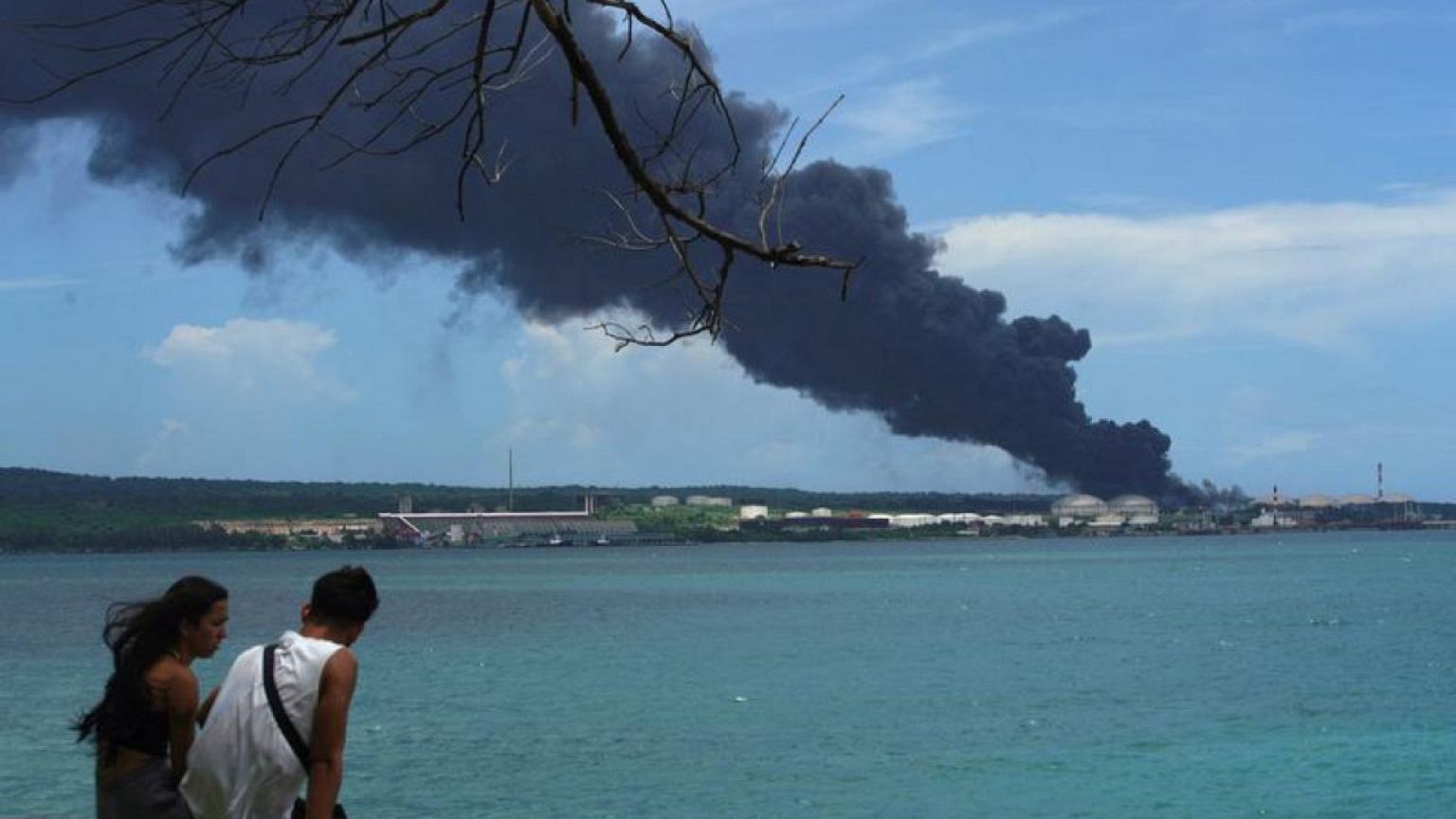Un tercer tanque de combustible colapsa en Cuba tras derrame: gobernador