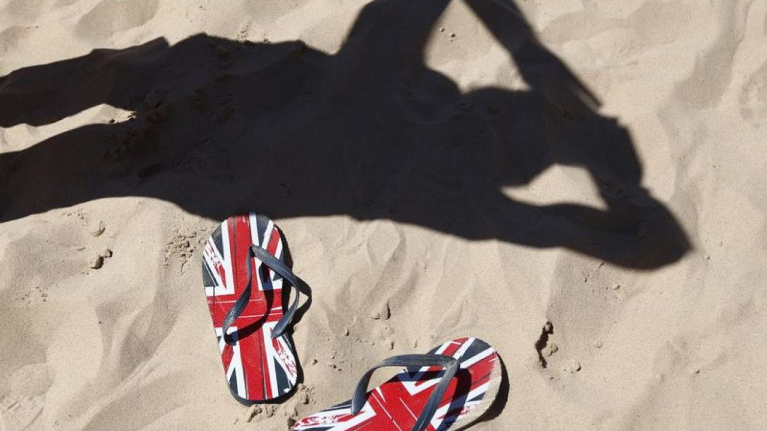 Health agency issues heat alert in England