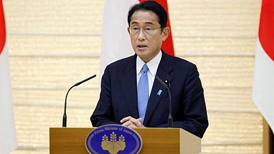 رئيس وزراء اليابان يجري تعديلا وزاريا‭ ‬مع تراجع شعبيته