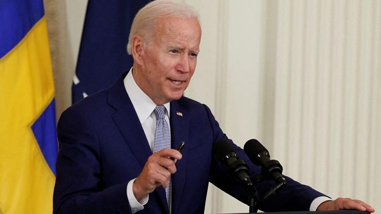 Biden dice que la inflación puede estar disminuyendo pero reconoce que la gente "sigue sufriendo"