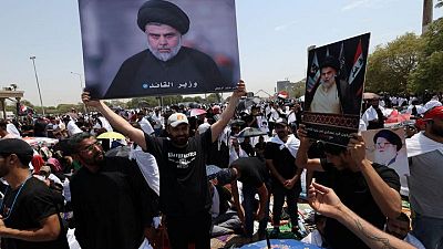 El clérigo iraquí Sadr pide al poder judicial que disuelva el Parlamento en una semana