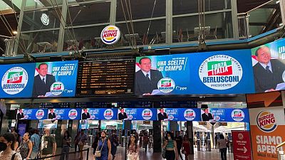 Berlusconi apunta a un escaño en el Senado, llena emisoras con anuncios