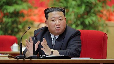 زعيم كوريا الشمالية يعلن انتصارها في المعركة مع كوفيد-19