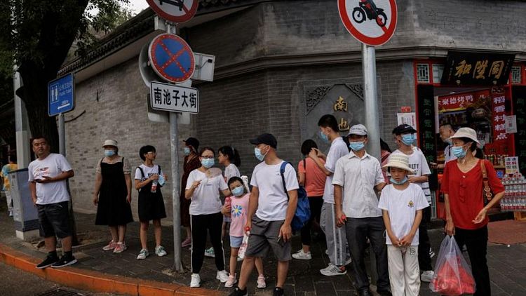 Varias ciudades chinas adoptan restricciones de COVID mientras millones de personas siguen confinadas