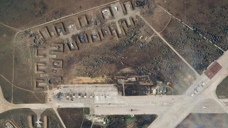 Imágenes de satélite muestran la devastación en la base aérea rusa de Crimea