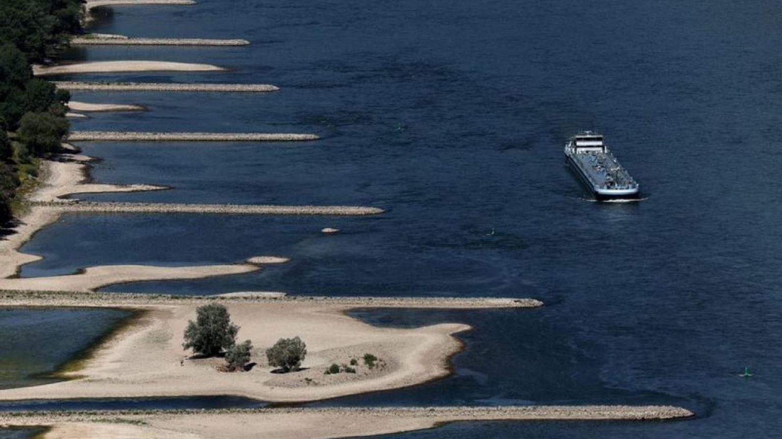 El transporte por el Rin en Alemania sigue perturbado al bajar de nuevo el nivel del agua