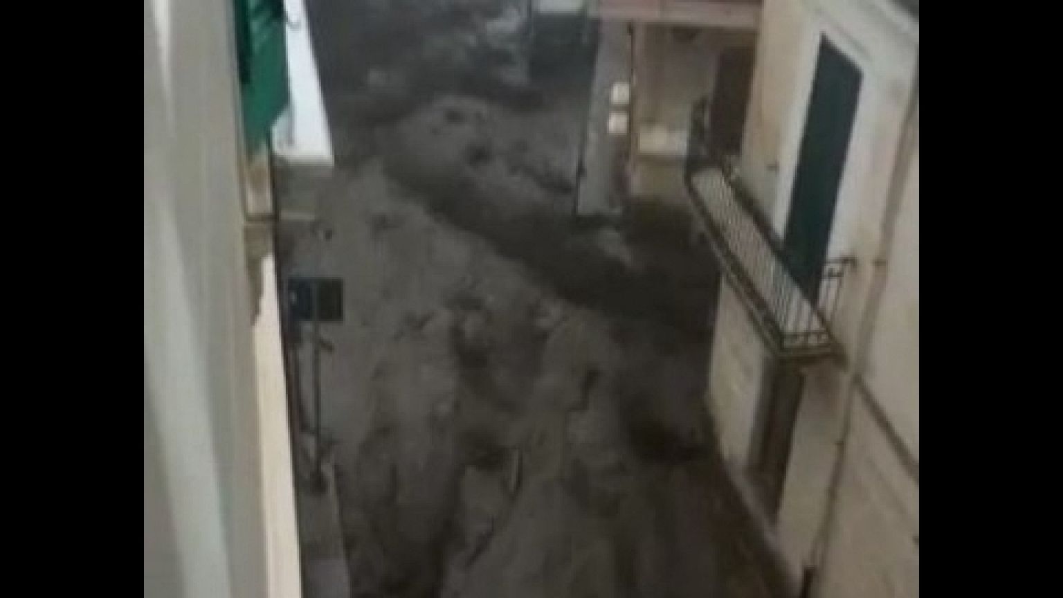 Strade invase. Auto e detriti trascinati nel fango