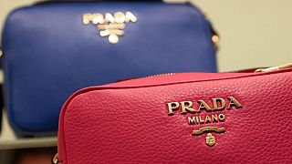 Prada busca una valoración de 1.000 millones de dólares en su cotización en Milán -Bloomberg