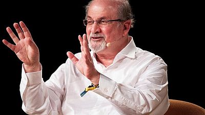 Rushdie declaró a la revista alemana Stern que su vida es ahora "relativamente normal"