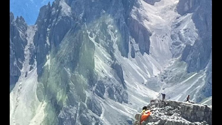 Due alpinisti in vetta gli hanno lanciato corde per assicurarsi