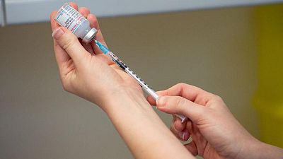 Vacuna contra el COVID-19 adaptada a ómicron obtiene su primera aprobación en Reino Unido