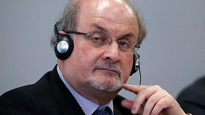 بريطانيا: من "السخف" الإشارة إلى أن سلمان رشدي هو المسؤول عن تعرضه لهجوم