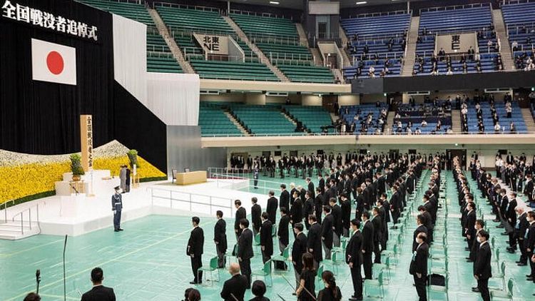 Primer ministro japonés promete no entrar en más guerras; ministros visitan polémico santuario