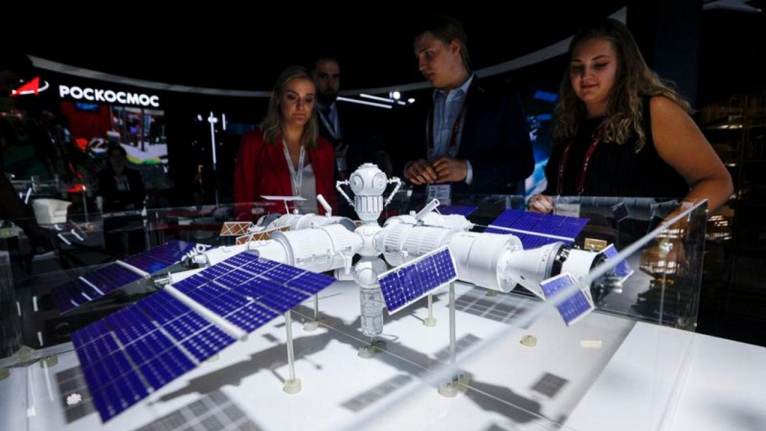 Russia, planning to go it alone, unveils model of new space station