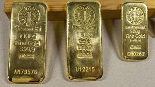 الذهب يزداد بريقا ويسجل أعلى مستوى في أكثر من أسبوع مع تراجع الدولار
