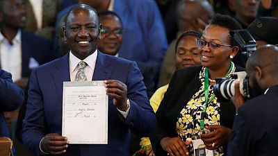 Funcionarios electorales de Kenia desconocen los resultados de las elecciones presidenciales