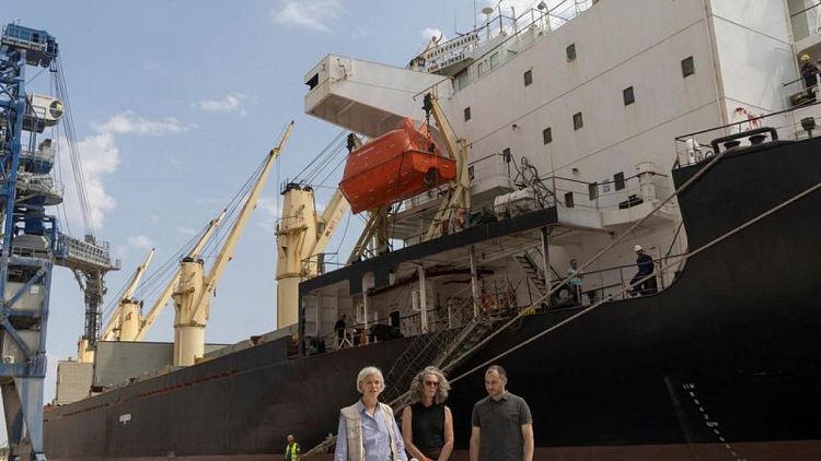 El primer barco con destino a África sale de puerto de Ucrania -datos de Refinitiv, ministerio