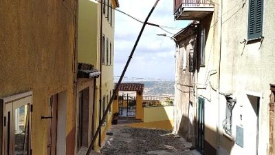 Osilo, tetti scoperchiati e alberi caduti ma nessun ferito Osilo, tetti scoperchiati e alberi caduti ma nessun ferito
