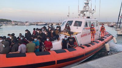 Altri a Messina. Trasferiti su motovedetta Guardia costiera Altri a Messina. Trasferiti su motovedetta Guardia costiera