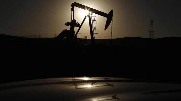 النفط يهبط لأدنى مستوى في 6 أشهر بفعل بيانات اقتصادية والسوق تنتظر أنباء الاتفاق النووي الإيراني