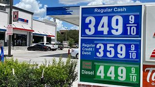 Menores precios de la gasolina pesan sobre las ventas minoristas en EEUU
