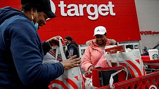 La ganancia de Target se desmorona porque los consumidores reducen el gasto discrecional