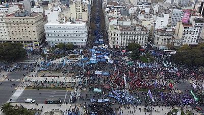 احتجاجات حاشدة في الأرجنتين للمطالبة بزيادات في الأجور وخفض التضخم