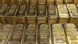 الذهب يتراجع إلى ما دون 1700 دولار بضغط من رهانات الرفع الحاد لأسعار الفائدة