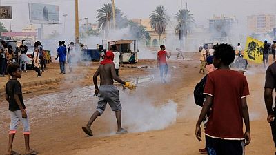 محتجون سودانيون يتحدون الجيش في مسيرة صوب المطار