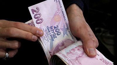 الليرة التركية تسجل انخفاضا قياسيا عند 18.7 مقابل الدولار